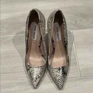 Steve Madden Black and Gray Heels with Pointed Toe Design